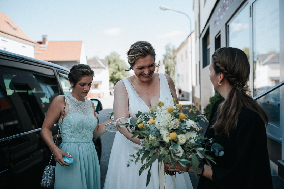 Hochzeit-im-Heyligenstaedt Braut und Trauzeugin werden von Hochzeitsplanerin Jule Eisenreich an der Kirche in Empfang genommen.