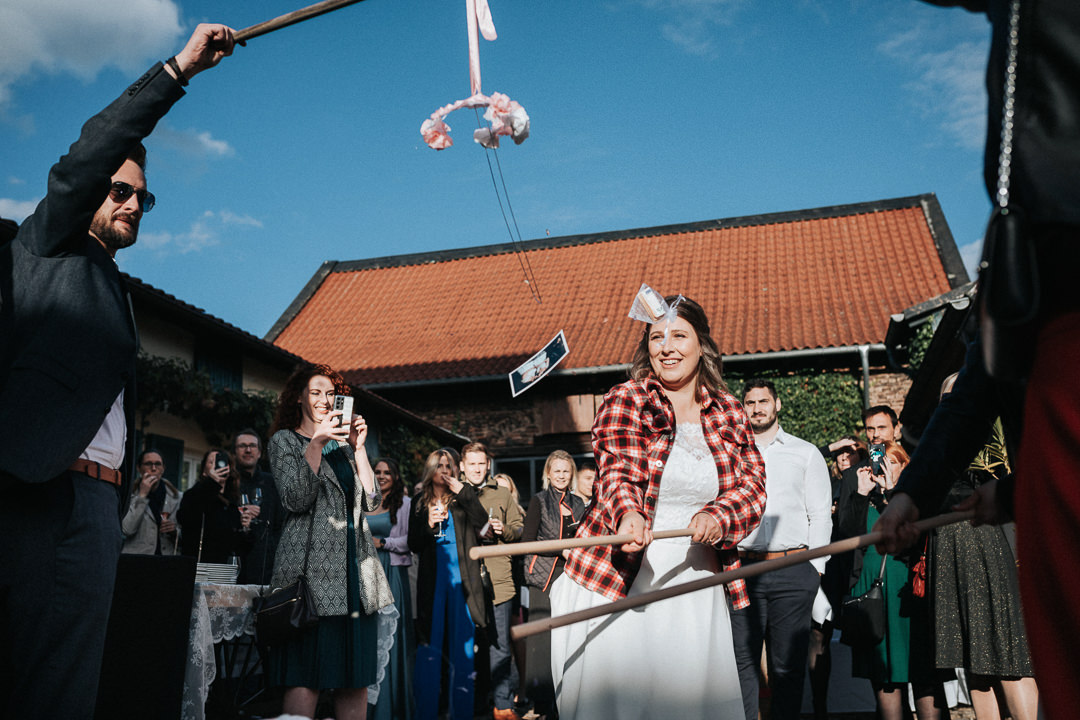 Hochzeit-in-Guldental Braut zerschlägt Pinata