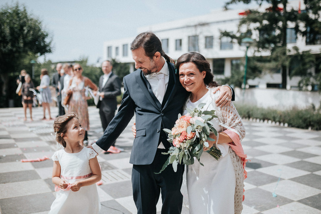 Brautpaar mit Tochter auf dem Platz vor dem Hochzeitsturm in Darmstadt