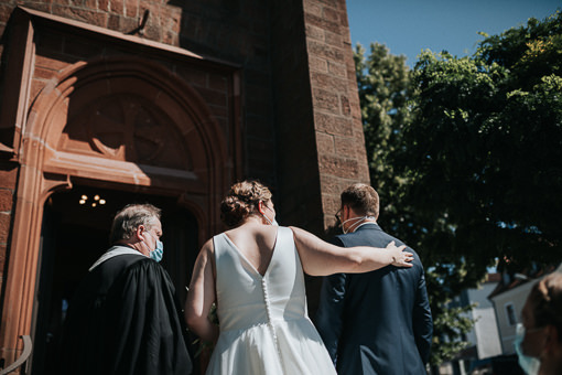 Braut legt den Arm auf die Schulter des Bräutigam
