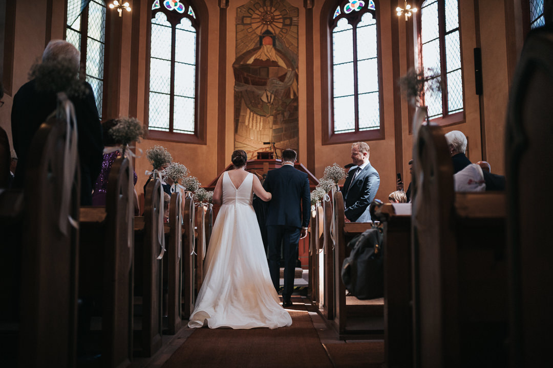 Hochzeit-im-Heyligenstaedt-Kirche-Kinzenbach Hochzeitspaar zieht in die Kirche ein