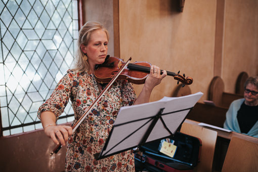 Hochzeit-im-Heyligenstaedt Violinistin bei der Trauung in der evangelischen Kirche Kinzenbach
