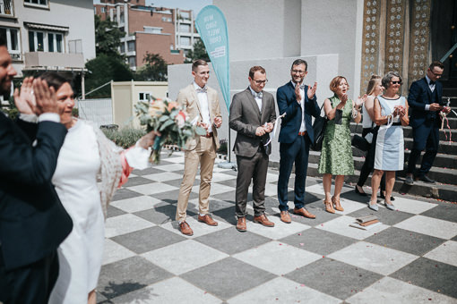 Hochzeit-in-Darmstadt Hochzeitsgäste applaudieren dem Musiker zu