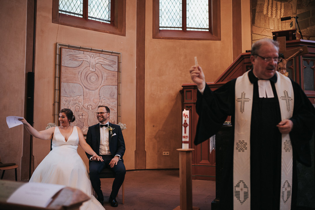 Hochzeit-im-Heyligenstaedt Hochzeitspaar und Pfarrer im Vordergrund