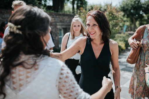 Hochzeit-in-Darmstadt Frau im schwarzen Kleid umarmt die Braut