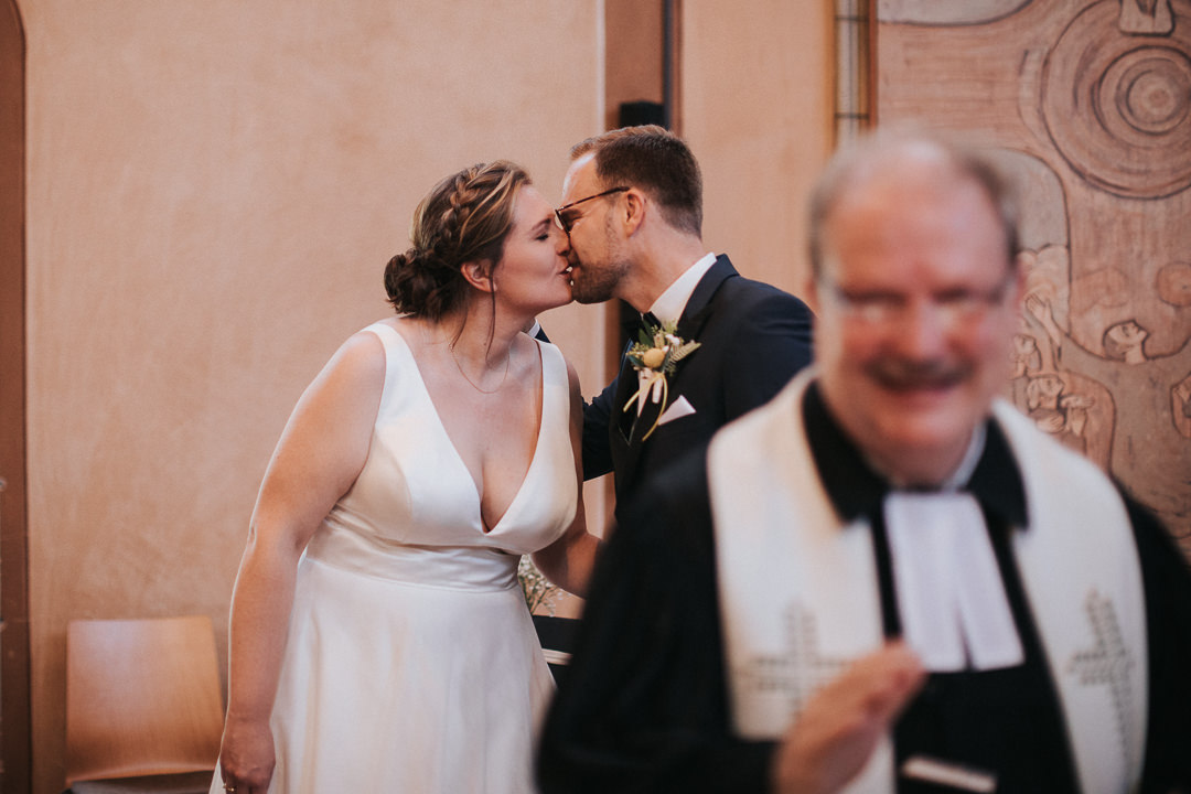 Hochzeit-im-Heyligenstaedt Erster Kuss des Brautpaares
