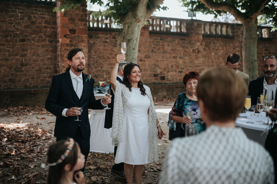 Hochzeit-in-Darmstadt Braut und Bräutigam erheben das Glas