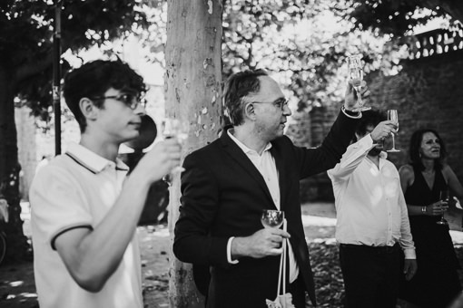 Hochzeit-in-Darmstadt Mann prostet dem Brautpaar zu