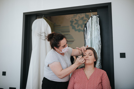 Braut und Make Up Artist beim Getting Ready im Heyligenstaedt