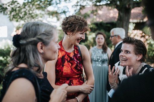 Hochzeit-im-Heyligenstaedt Hochzeitsgäste unterhalten sich
