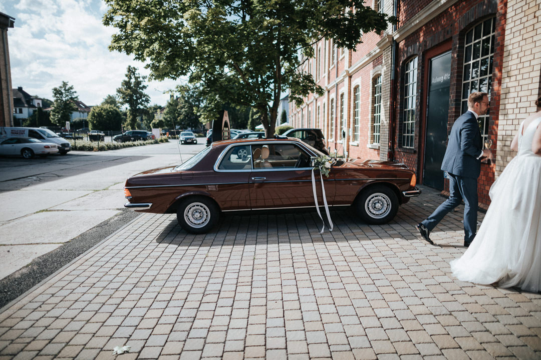 Hochzeit-im-Heyligenstaedt Brauner Oldtimer vor dem Heyligenstaedt