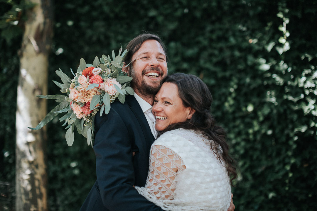 Hochzeit-in-Darmstadt-Paarbild Brautpaar umarmt sich und lacht zusammen
