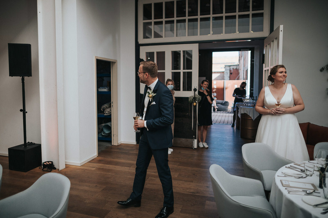 Hochzeit-im-Heyligenstaedt Brautpaar schaut sich die Alte Gießerei des Heyligenstaedt in Gießen an