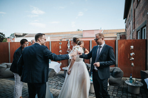 Bräutigam stößt mit Gast an