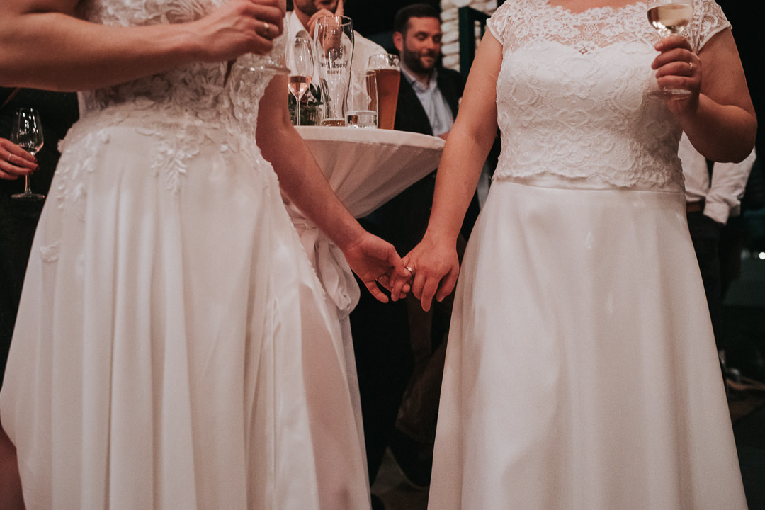 Hochzeit-in-Guldental Bräute halten Händchen.