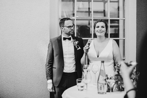 Hochzeit-im-Heyligenstaedt Brautpaar hält eine Willkommensrede zu ihrer Hochzeit