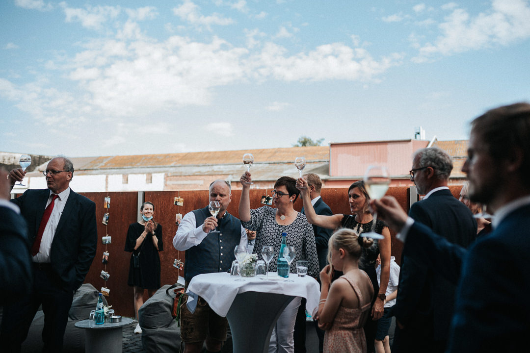 Hochzeit-im-Heyligenstaedt Gäste erheben ihr Glas
