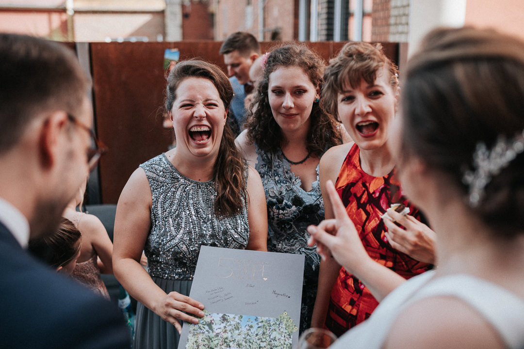 Hochzeit-im-Heyligenstaedt Hochzeitsgäste freuen sich bei der Geschenkübergabe