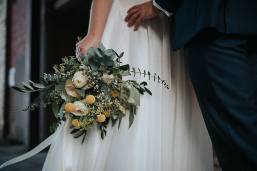 Hochzeit-im-Heyligenstaedt-Brautpaar-Shoot Brautpaar Shoot Braut hält ihren Brautstrauß