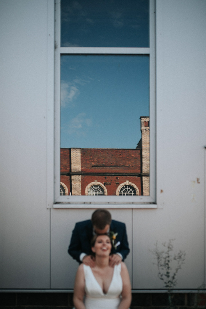 Hochzeit-im-Heyligenstaedt Spiegelung des Heyligenstaedt beim Brautpaar Shooting