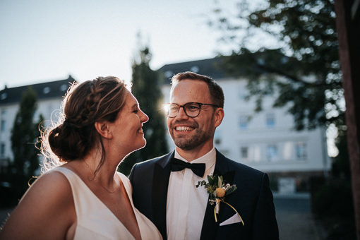 Hochzeit-im-Heyligenstaedt Hochzeit Paarshoot Bräutigam im Gegenlicht
