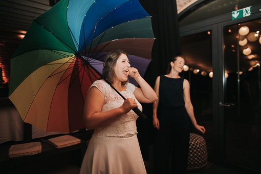 Hochzeit-in-Guldental Braut mit Regenbogenregenschirm