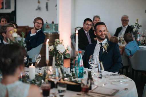 Hochzeit-im-Heyligenstaedt Trauzeuge hört der Rede des Brautpaares zu und lächelt