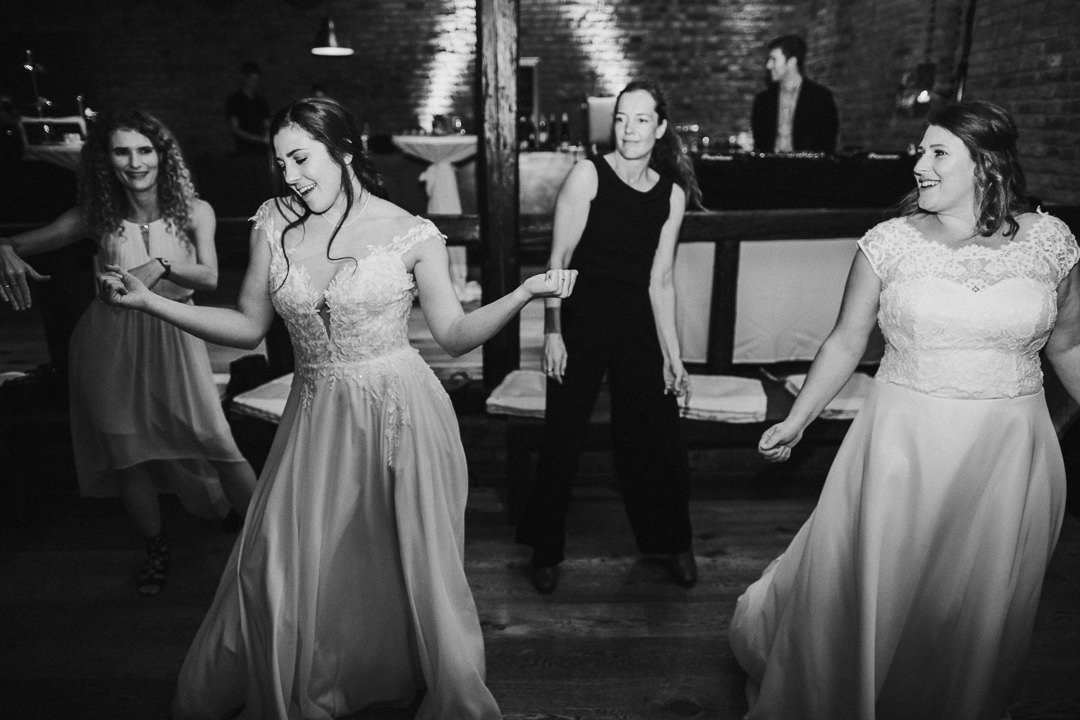 Hochzeit-in-Guldental Bräutepaar tanzt zu Lets Have A Kiki von den Scissor Sisters.