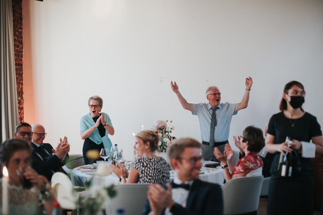 Hochzeit-im-Heyligenstaedt Hochzeitsgäste erheben sich vor Freude