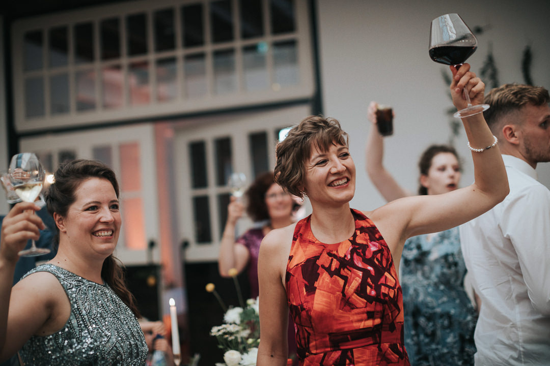 Hochzeit-im-Heyligenstaedt Hochzeitsgäste prosten dem Brautpaar zu