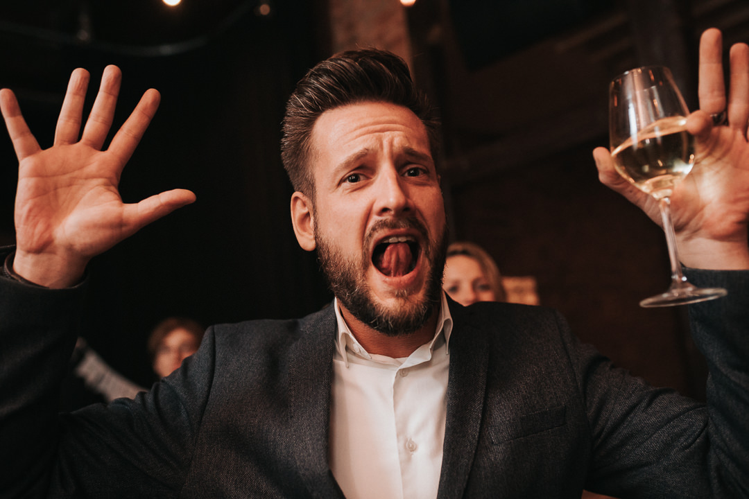 Hochzeit-in-Guldental Partygast Portrait beim Singen