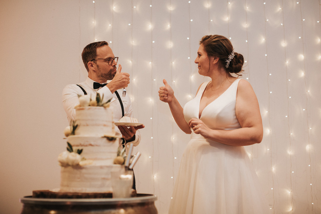 Hochzeit-im-Heyligenstaedt Brautpaar zeigt den Daumen nach oben nach der Verköstigung der Hochzeitstorte