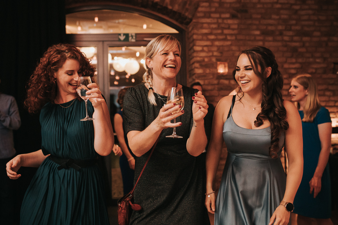 Hochzeit-in-Guldental Drei Frauen auf der Hochzeitsparty feiern zusammen