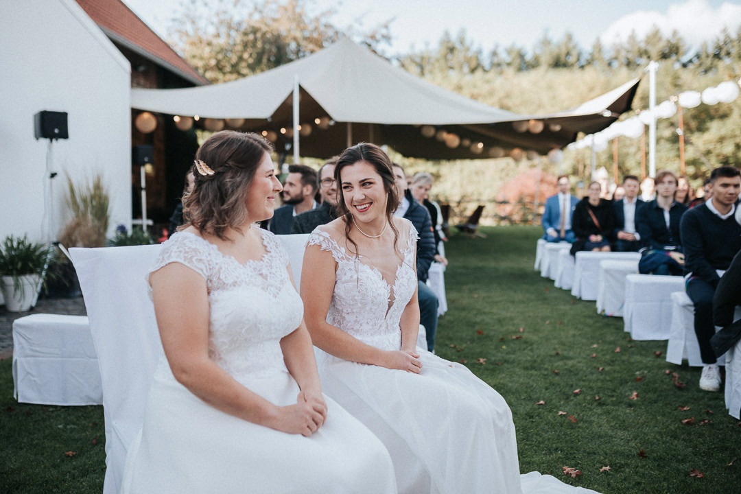 Hochzeit-in-Guldental Bräutepaar sitzt vor der Gesellschaft am Ort der Trauung.