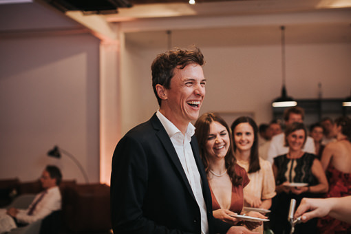 Lachender Mann bei der Hochzeit im Heyligenstaedt