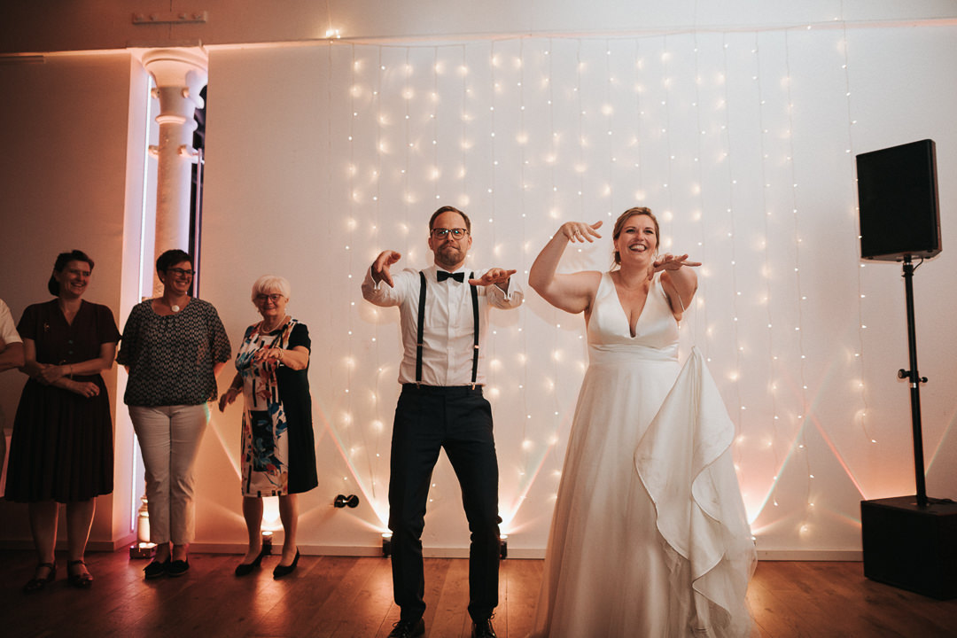Hochzeit-im-Heyligenstaedt Braut und Bräutigam tanzen Macarena
