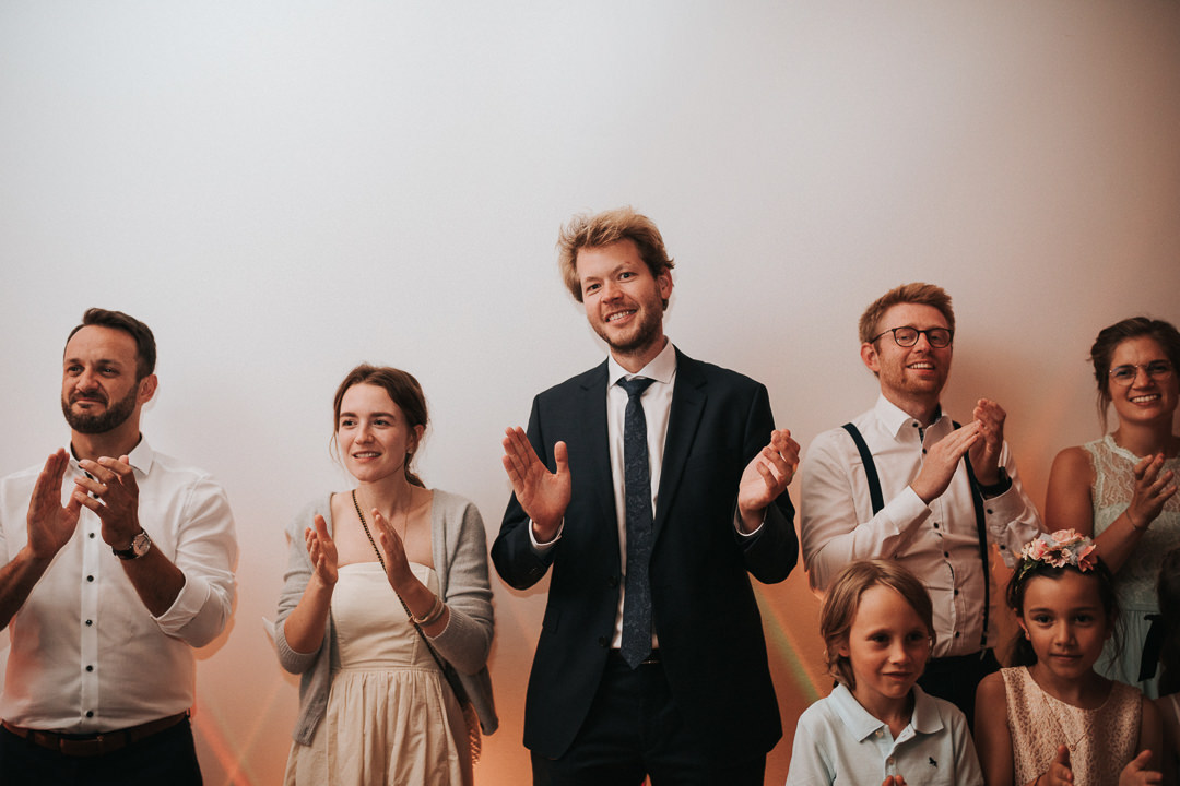 Hochzeit-im-Heyligenstaedt Gäste klatschen für den Ersten Tanz des Brautpaar