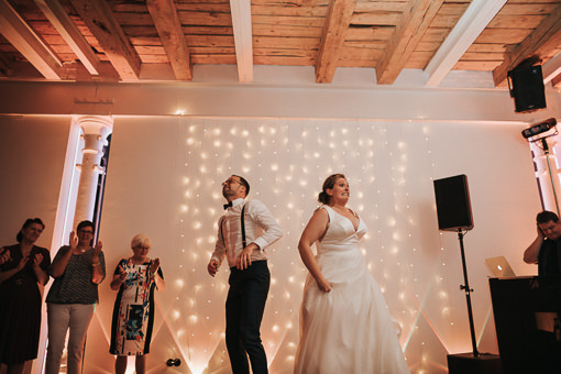 Hochzeit-im-Heyligenstaedt Brautpaar springt bei Macarena