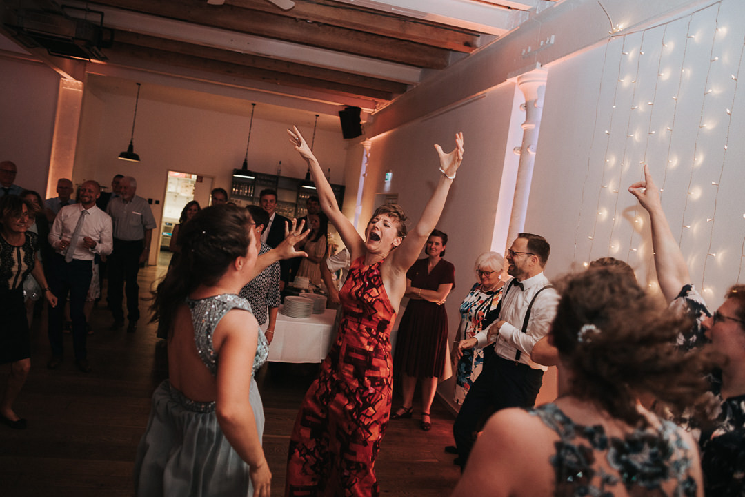 Hochzeit-im-Heyligenstaedt Hochzeitsgäste bei der Feier
