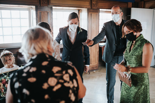 Hochzeit-in-Darmstadt Trauzeugen im Hochzeitsturm in Darmstadt