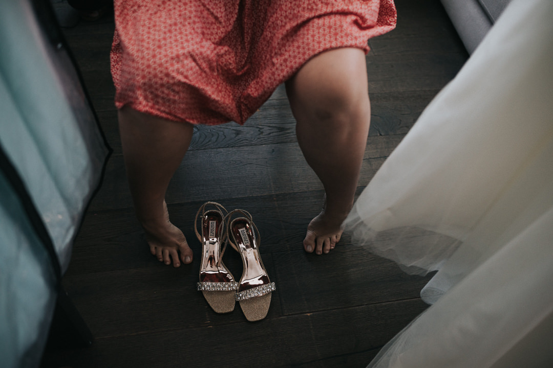 Hochzeit-im-Heyligenstaedt Brautschuhe von Badgley zwischen den Füßen der Braut