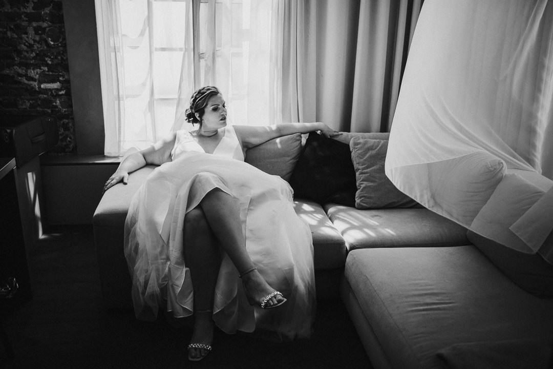 Hochzeit-im-Heyligenstaedt Braut mit Schuhen von Badgley Mischka