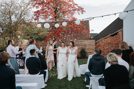 Hochzeit-in-Guldental Bräutepaar wird mit Rosenblättern beworfen.