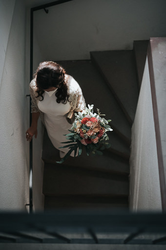 Braut geht die Stufen des Hochzeitsturms in Darmstadt herunter