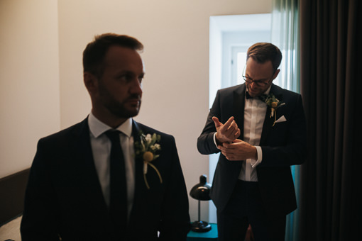Hochzeit-im-Heyligenstaedt Bräutigam und Trauzeuge im Hochzeitsoutfit