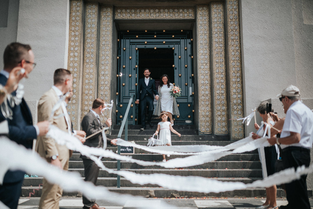 Hochzeit-in-Darmstadt Brautpaar an der Pforte des Hochzeitsturm