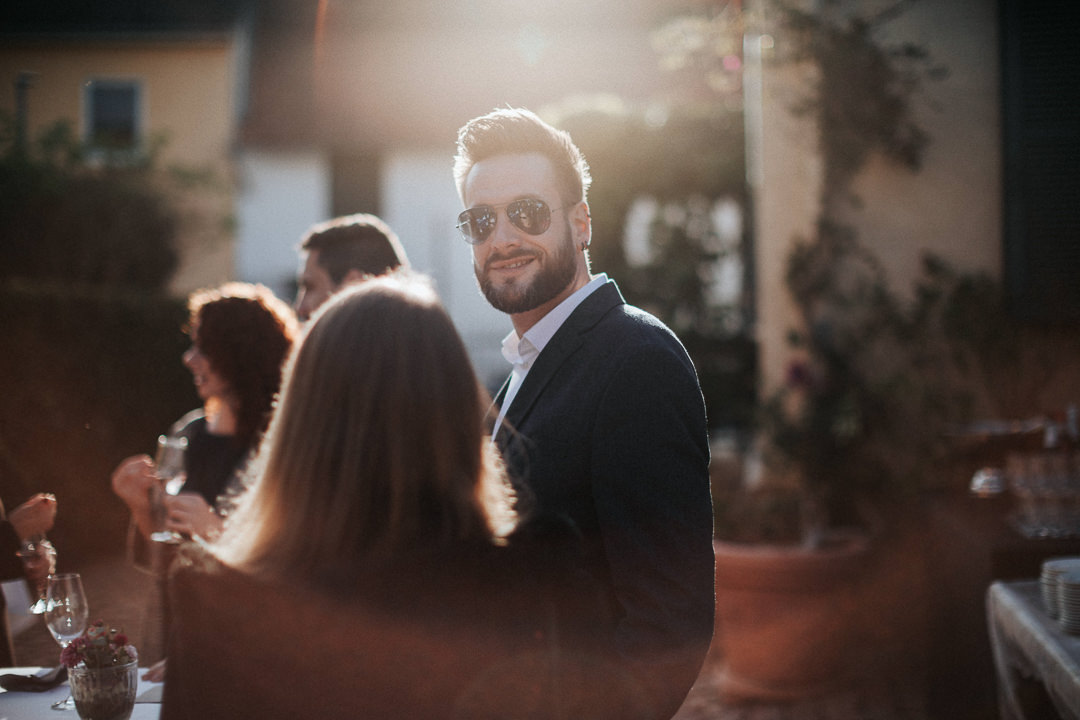 Hochzeit-in-Guldental Mann mit Sonnenbrille im Gegenlicht.