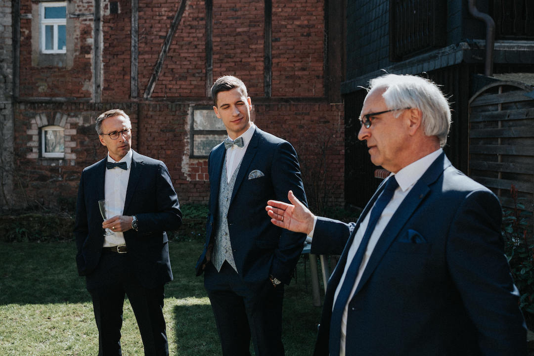 Hochzeit-Alte-Kirche-Niederweimar Bräutigam mit Vater