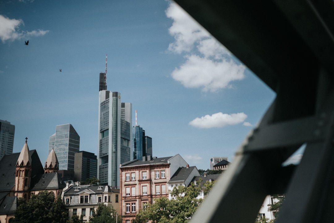 standesamtliche-trauung-roemer-frankfurt Commerzbank Tower vom Eisernen Steg Frankfurt