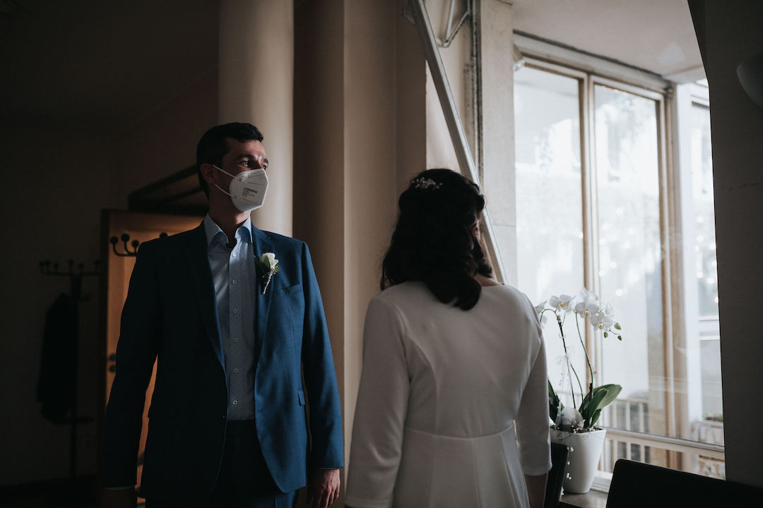 standesamtliche-trauung-roemer-frankfurt Bräutigam mit Maske